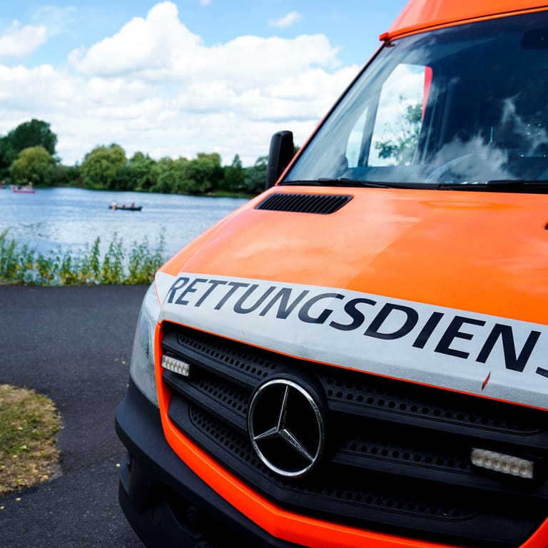Rettungswagen am Badesee (Symbolbild). In Hannover ist eine Achtjährige nach einem Badeunfall gestorben.