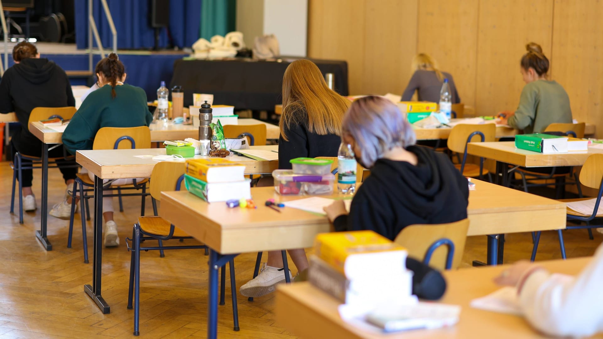 Schüler schreiben eine Abitur-Prüfung (Symbolbild): In Hamburg soll die Schulzeit nach Vorschlag der Linken um ein Jahr verlängert werden.