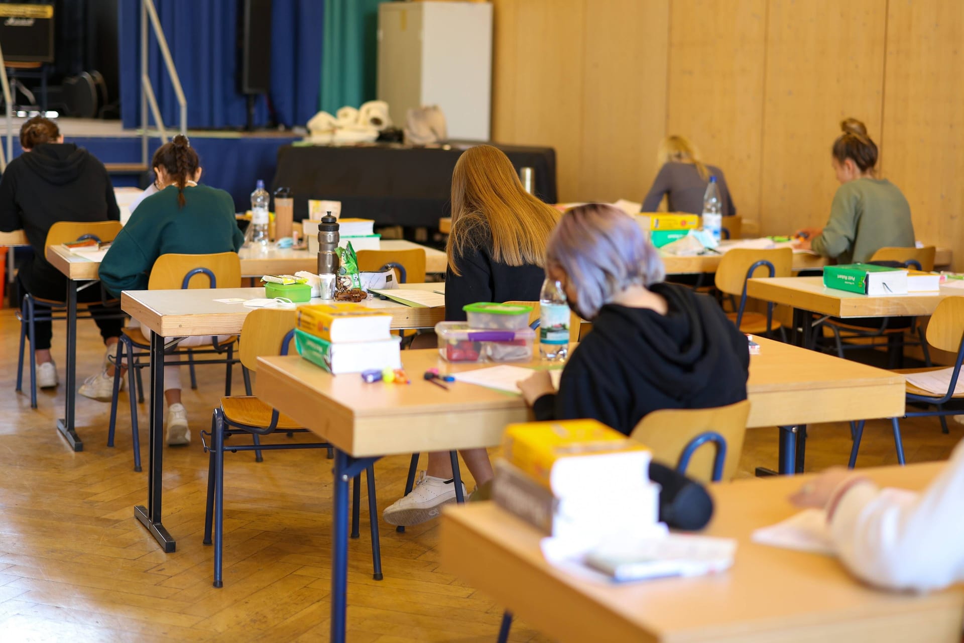 Schüler schreiben eine Abitur-Prüfung (Symbolbild): In Hamburg soll die Schulzeit nach Vorschlag der Linken um ein Jahr verlängert werden.