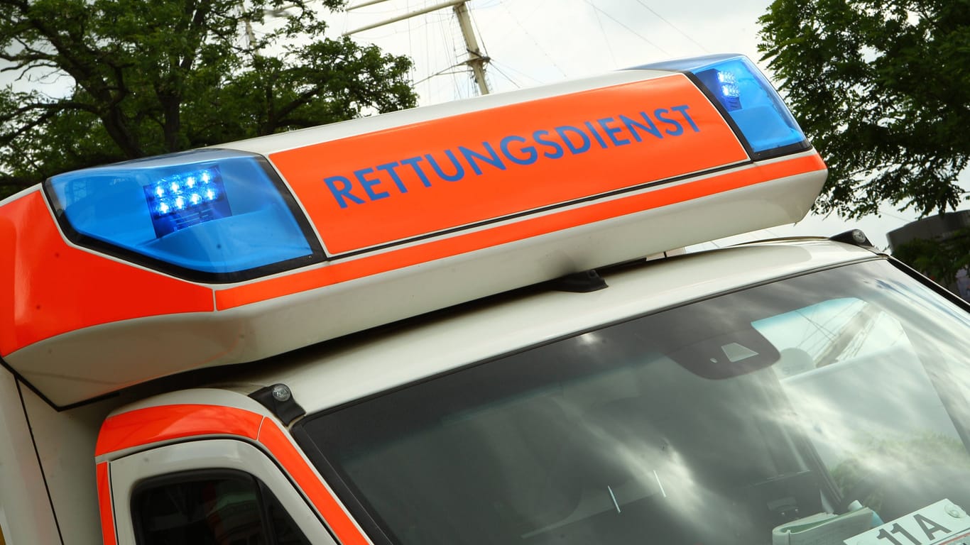 Ein Rettungswagen mit Blaulicht (Symbolbild): Die Polizei sucht nach dem Angreifer.