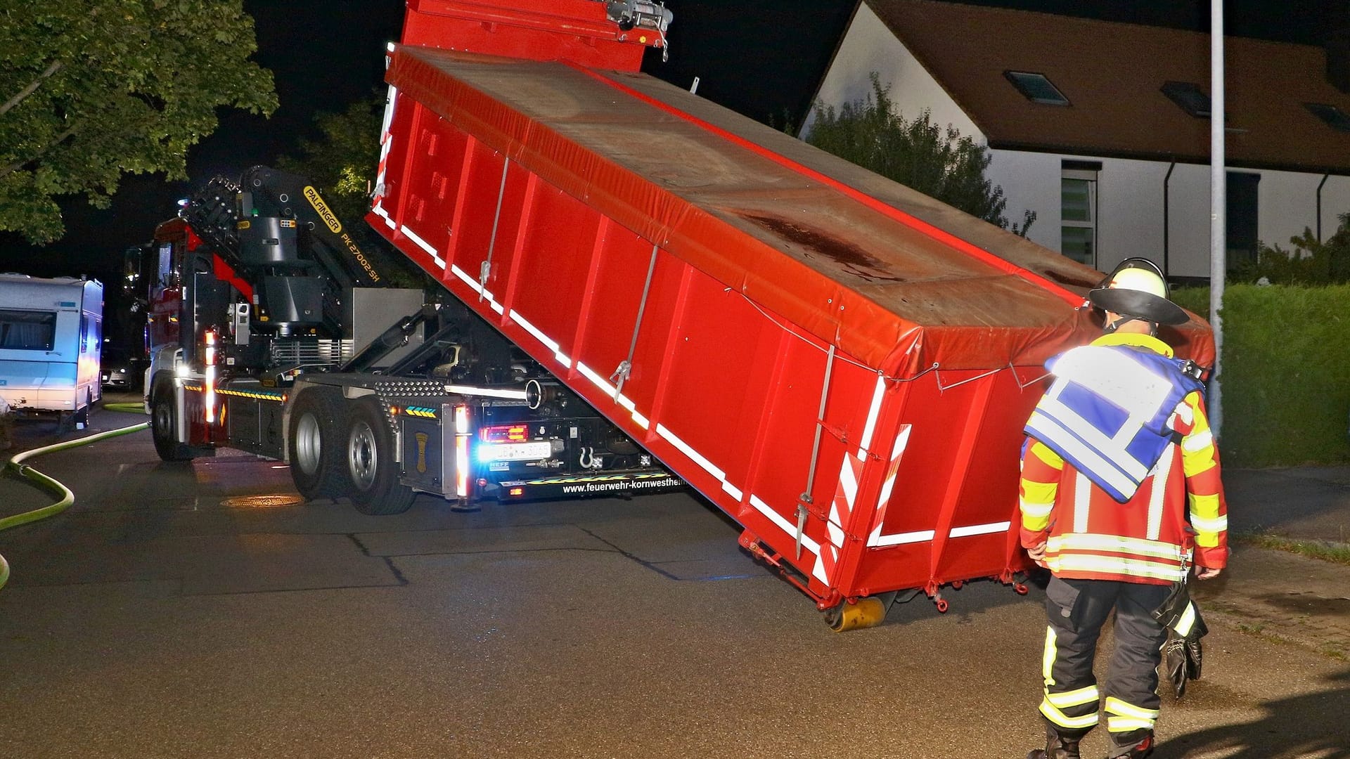 Mehrere Tausend Liter Wasser kühlen in einem Container das glühende Fahrzeug aus. Ein komplizierter Vorgang.