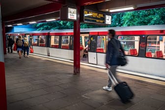 Eine U-Bahn steht in Hamburg am Gleis: Durch das 9-Euro-Ticket verzeichnet der HVV mehr Fahrgäste denn je.