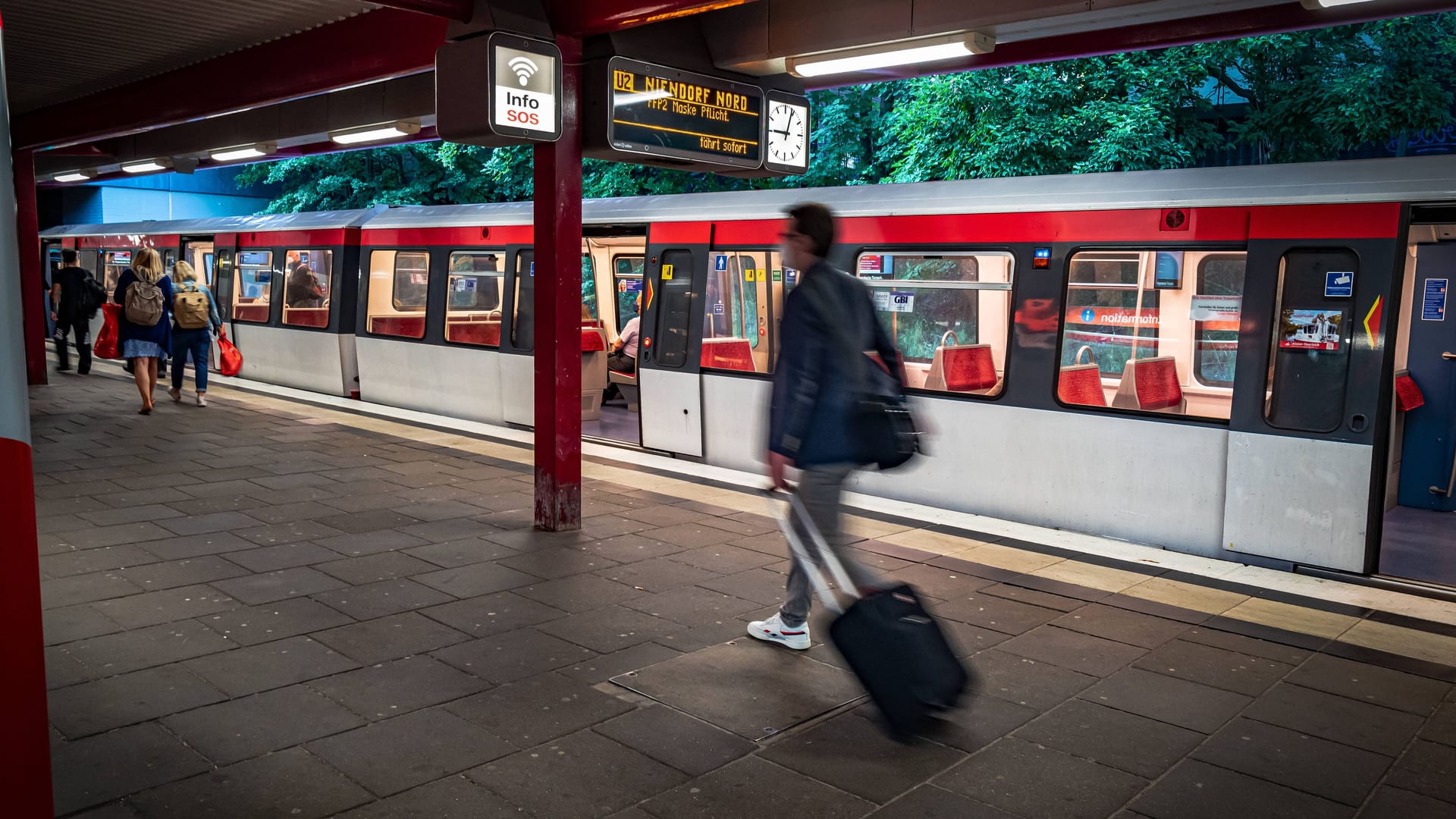 Eine U-Bahn steht in Hamburg am Gleis: Durch das 9-Euro-Ticket verzeichnet der HVV mehr Fahrgäste denn je. Eine U-Bahn steht in Hamburg am Gleis: Durch das 9-Euro-Ticket verzeichnet der HVV mehr Fahrgäste denn je.