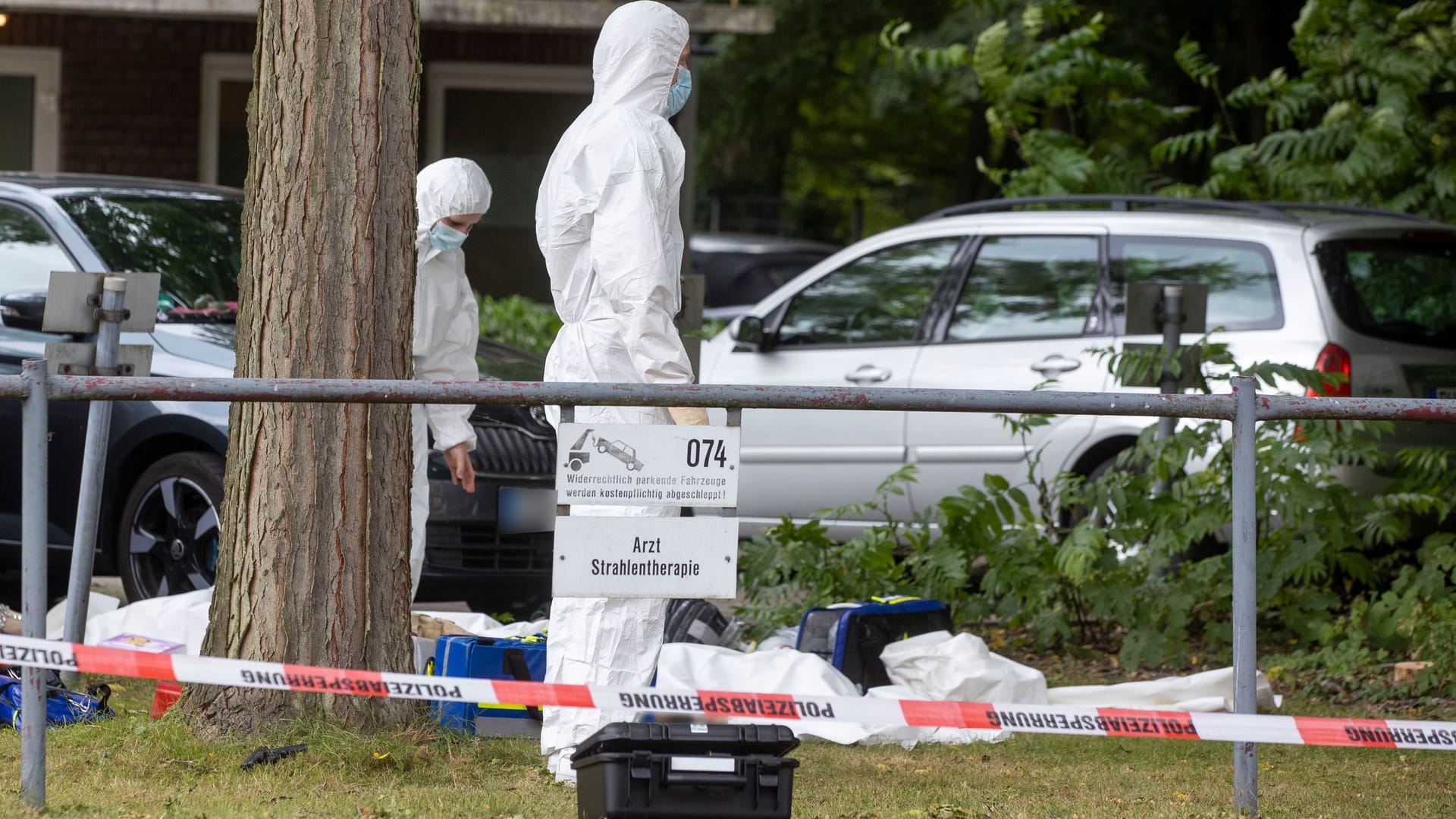 Mitarbeiter der Spurensicherung sind am Tatort von zwei Toten auf dem Gelände eines Krankhauses im Einsatz.