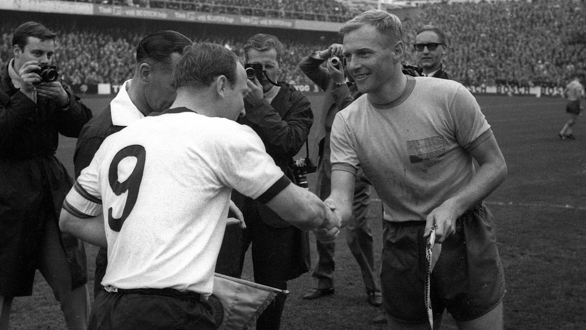 Uwe Seeler (l.) und Orvar Bergmark: Die Kapitäne begrüßten sich zur Partie.