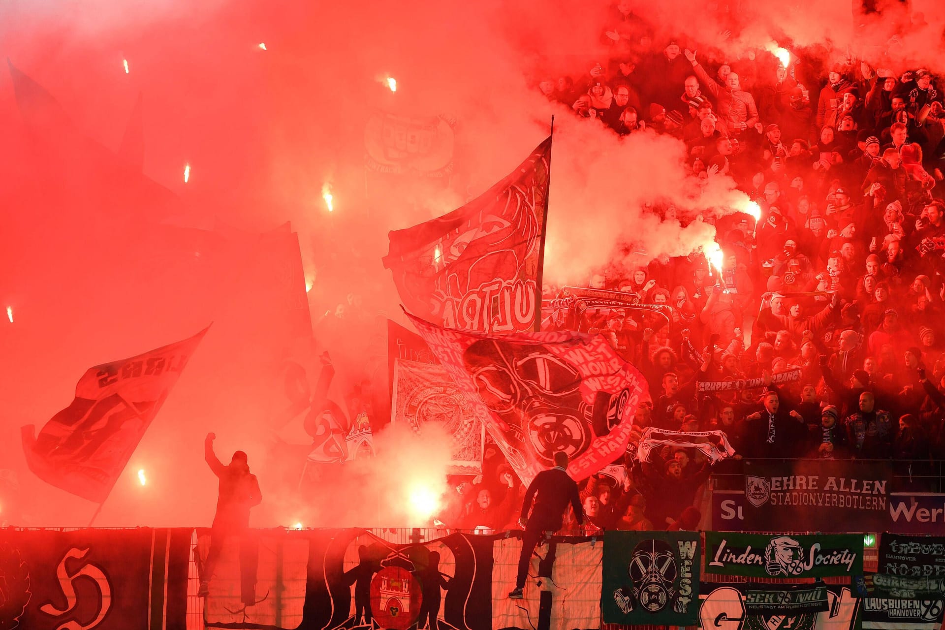 Bengalos im Fanblock der Hannoveraner (Archivbild). Für 112 abgezündete Pyrogegenstände muss der Club über 60.000 Euro Strafe zahlen.