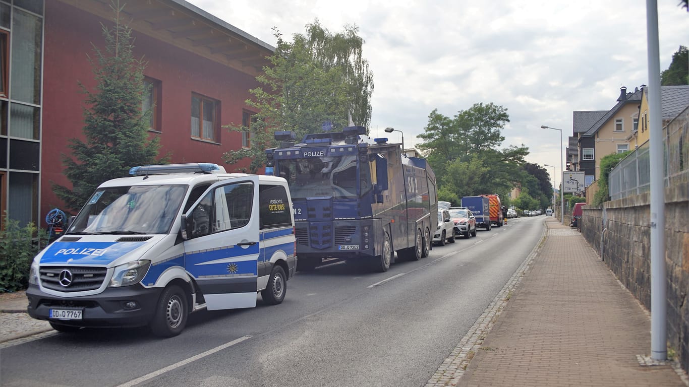 Polizei in Bad Schandau: Die Beamten unterstützen die Löscharbeiten mit ihren Wasserwerfern.