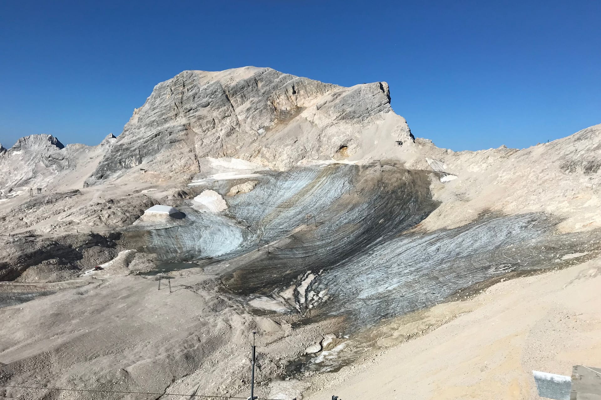 Der Schneeferner an der Zugspitze: Vom höchsten deutschen Gletscher – es gibt hierzulande ohnehin nur eine Hand voll – ist kaum noch etwas da.