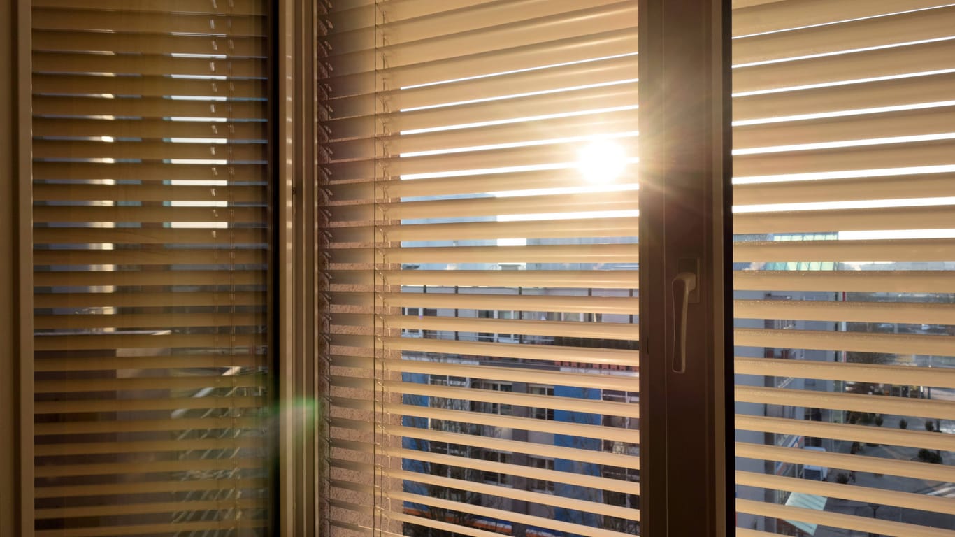 Zum Schutz gegen Hitze und Sonne sollten Fenster - wenn möglich - mit Jalousien oder Markisen versehen werden.