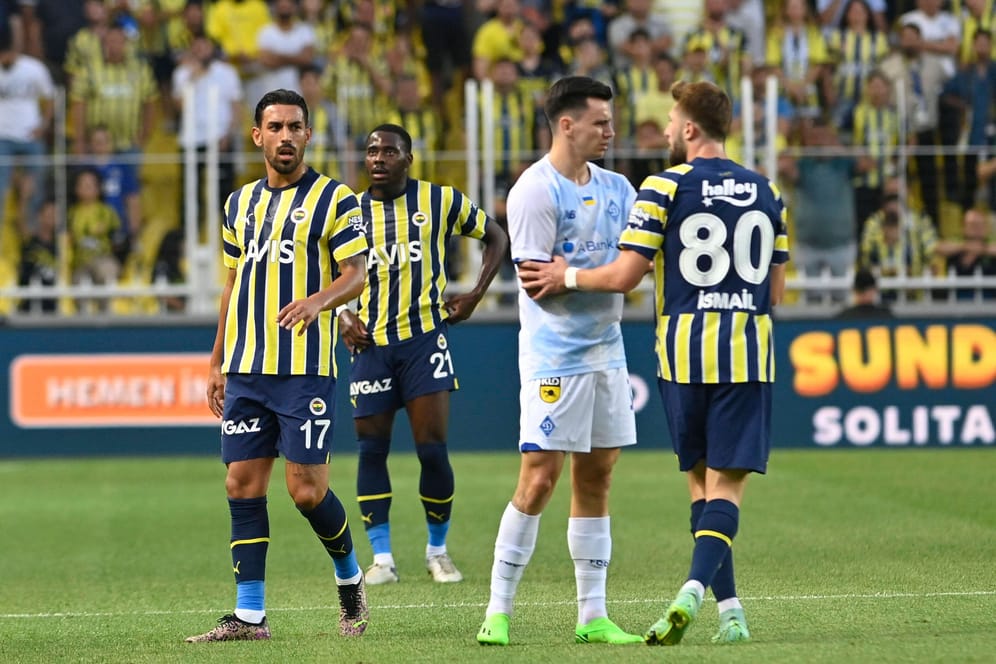 Spieler von Fenerbahçe diskutieren mit dem Kiew-Spieler Georgiy Bushchan: Während des Spiels soll es "Putin"-Rufe gegeben haben.