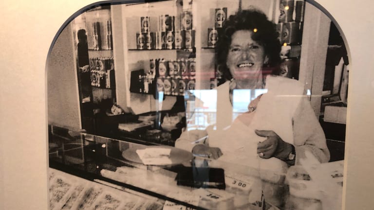 Ein Foto von Jürgen Goschs Mutter Annemarie hängt in dem neuen Restaurant: Der Name "Jünne" ist eine Hommage an sie.