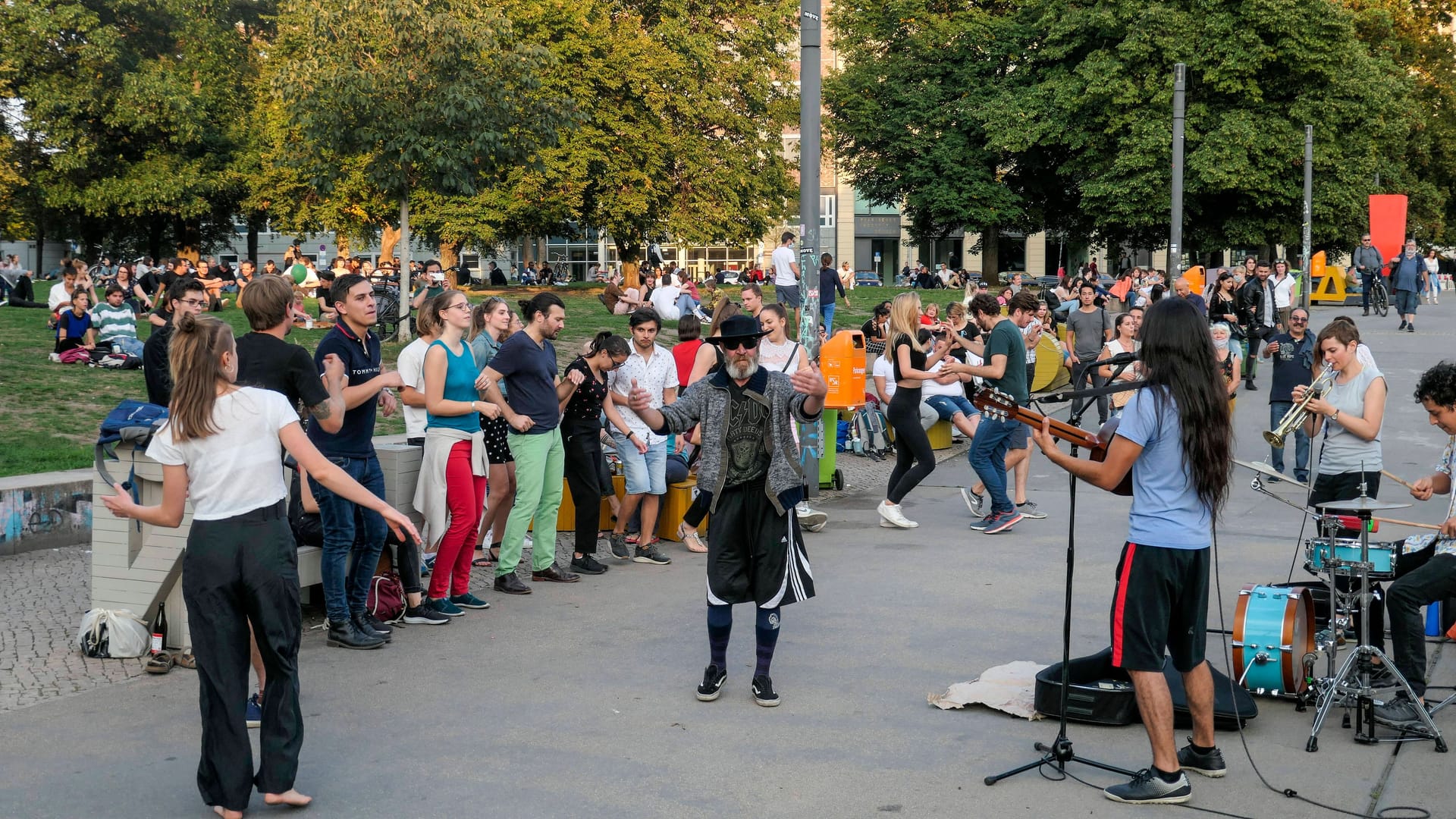 Menschen tanzen zu Live-Musik (Archiv): Auch so kann es im James-Simon-Park zugehen.