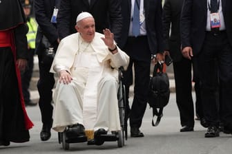 Papst Franziskus im kanadischen Quebec: Das Kirchenoberhaupt konnte während seiner Reise nur wenige Schritte laufen.