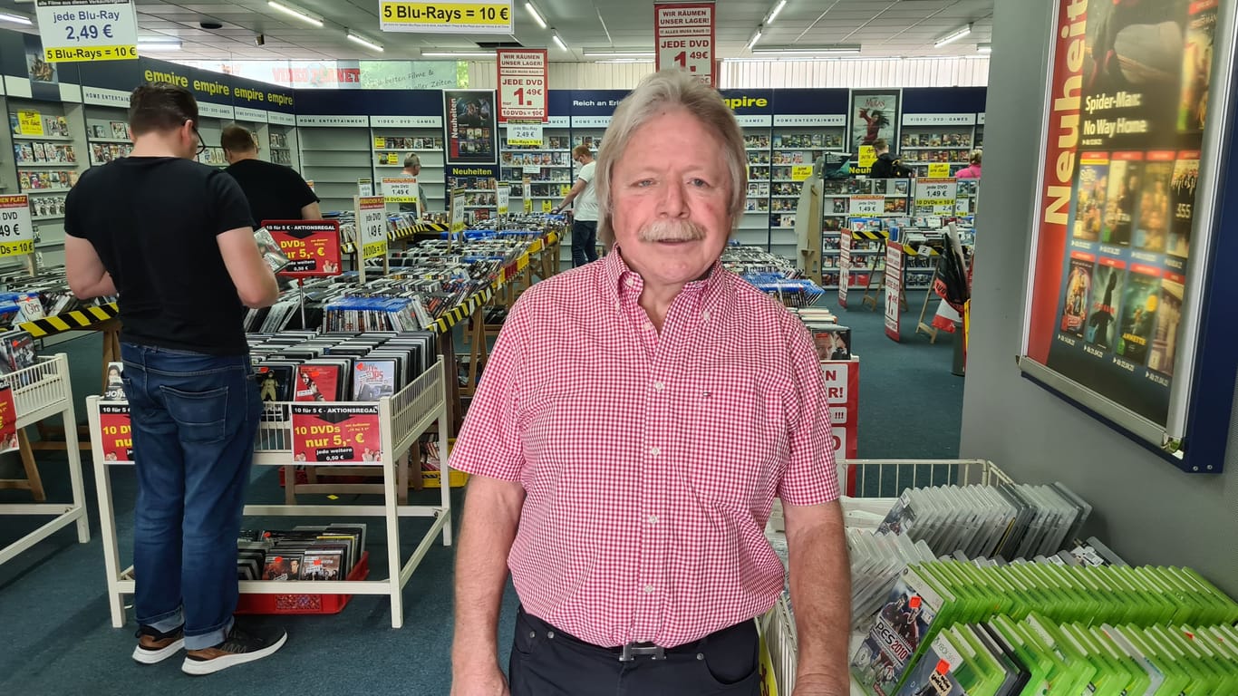 Günther Haumann (69) betreibt mit seinem Sohn eine der letzten Videotheken NRWs: Nach 35 Jahren ist Schluss für die Videothek „Video Planet“ in Dortmund.