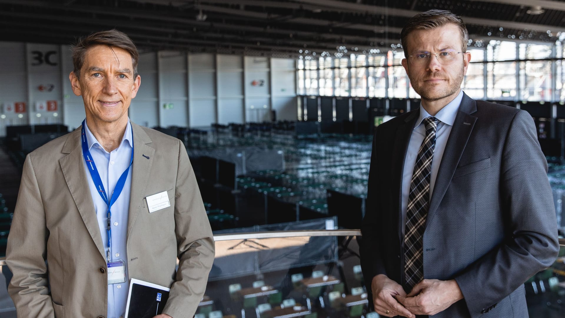 Oberbürgermeister Marcus König (r.) mit Heinz Prießmann, Leiter Logistik & Sicherheit bei einer Pressekonferenz im März, bei der die neue Notunterkunft vorgestellt wurde.