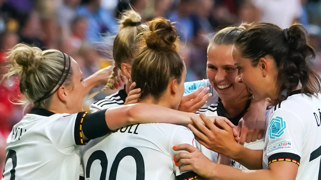 Jubeltraube: Die DFB-Frauen freuen sich über das Tor von Lina Magull (20) gegen im Viertelfinale gegen Österreich.