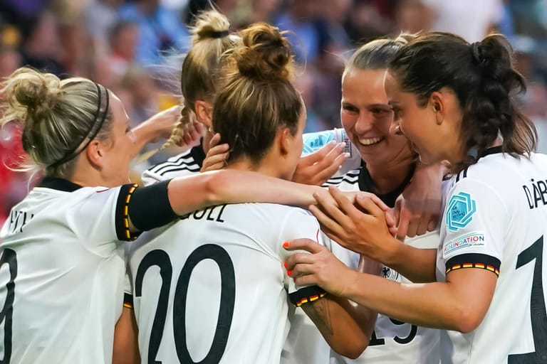Jubeltraube: Die DFB-Frauen freuen sich über das Tor von Lina Magull (20) gegen im Viertelfinale gegen Österreich.