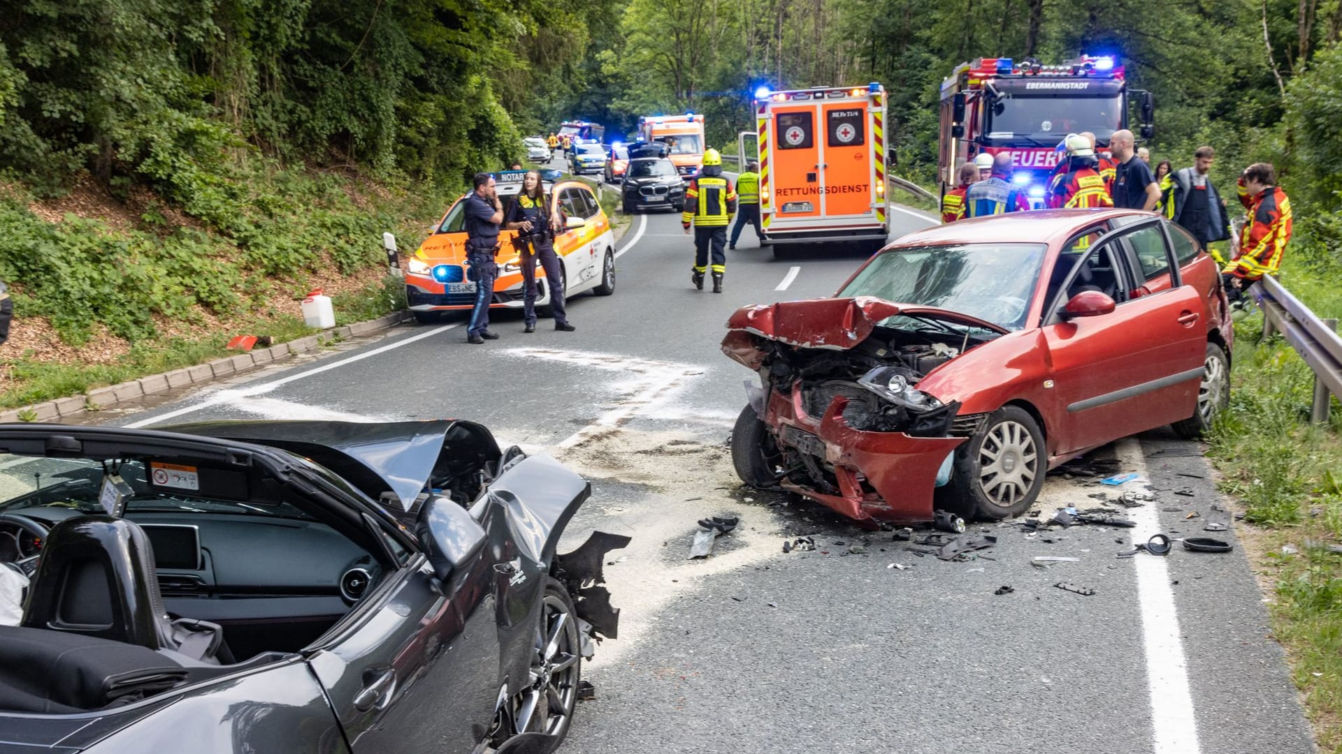 Eine betrunkene 35-Jährige fuhr mit ihrem Wagen im Landkreis Forchheim frontal in das Auto eines 52-Jährigen. Eine betrunkene 35-Jährige fuhr mit ihrem Wagen im Landkreis Forchheim frontal in das Auto eines 52-Jährigen.