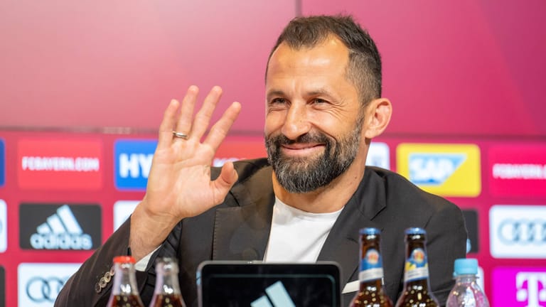 Hat gut lachen: Bayerns Sportvorstand Hasan Salihamidzic ließ mit den Transfers von Sadio Mané und Matthijs de Ligt seine Kritiker verstummen.