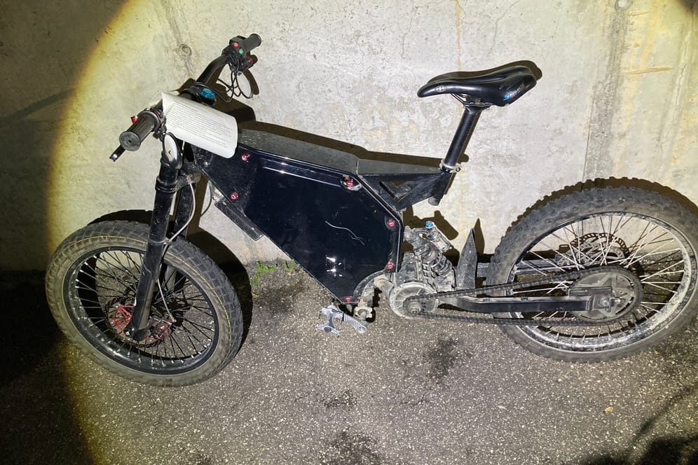 Das von der Polizei beschlagnahmte Fahrrad: Mit diesem selbst elektrisch umgebauten Rad ist ein Mann der Polizei in der Region Stuttgart davon gerast.