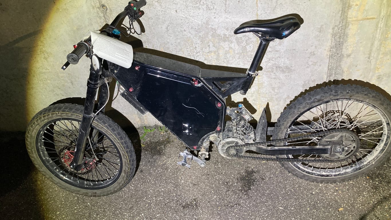 Das von der Polizei beschlagnahmte Fahrrad: Mit diesem selbst elektrisch umgebauten Rad ist ein Mann der Polizei in der Region Stuttgart davon gerast.