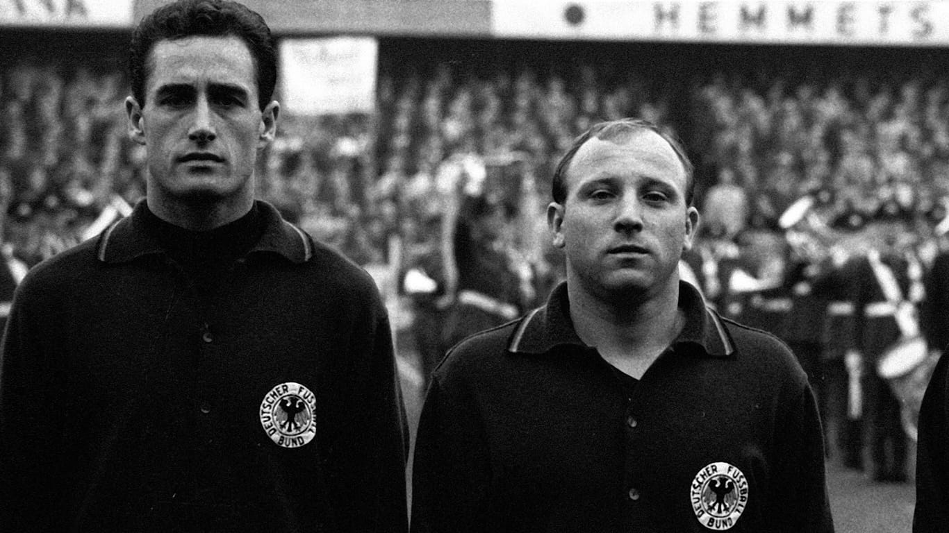 Torwart Hans Tilkowski und Uwe Seeler (r.): Seine erste WM mit der deutschen Nationalmannschaft bestritt Seeler 1958 in Schweden.