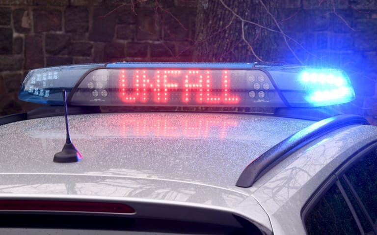 Die Leuchtschrift "Unfall" auf dem Dach eines Polizeiwagens (Symbolbild).