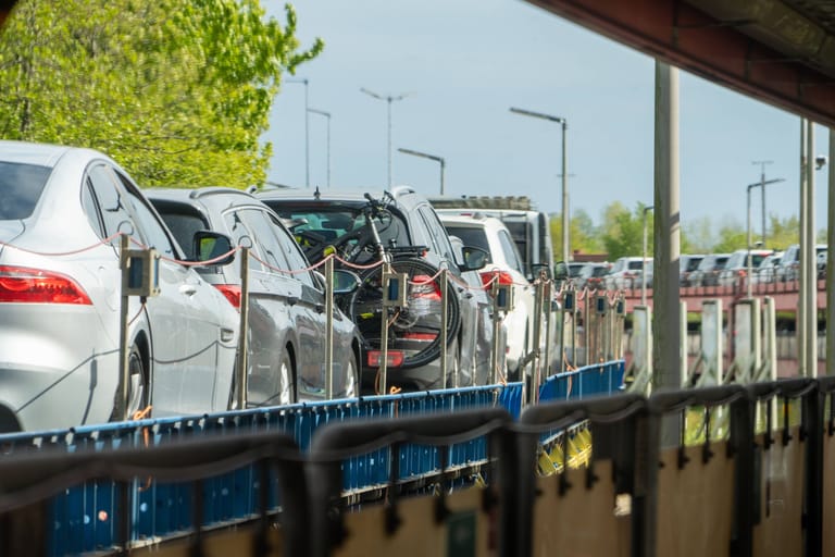Autos auf dem Autozug von Niebüll nach Westerland (Archivbild): Wegen eines Schadens an den Gleisen kam es zu Zugausfällen.