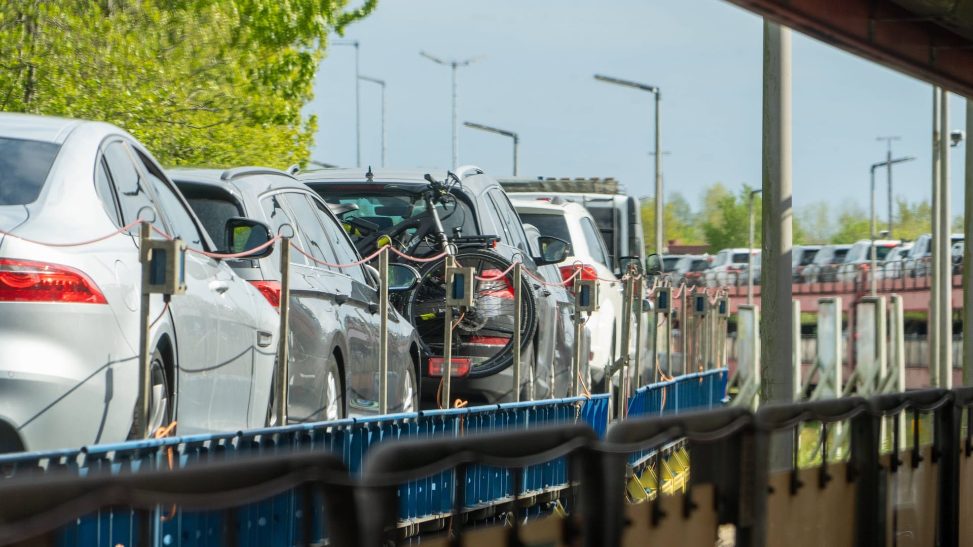 Autos auf dem Autozug (Symbolbild): Ein Mann fuhr auf einem Waggon eines Autozugs mit – eine lebensgefährliche Aktion.