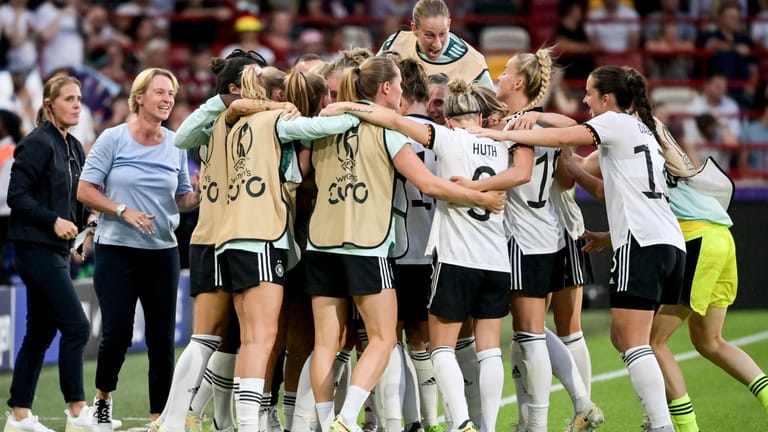 Jubel bei den DFB-Frauen: Deutschland bezwang Spanien mit 2:0.