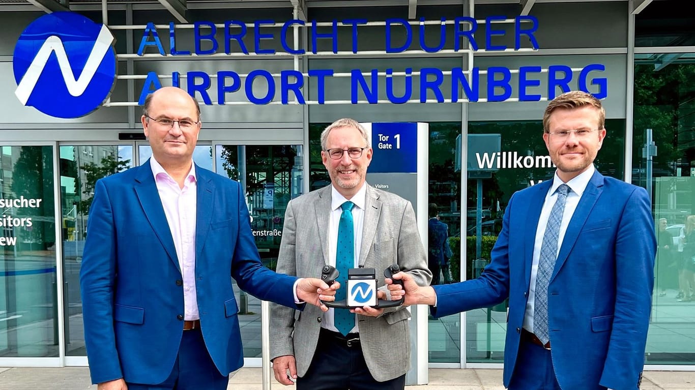 Aufsichtsrat verlängert Vertrag von Michael Hupe (Mitte) als Geschäftsführer. Finanzminister Albert Füracker (links) sowie Oberbürgermeister Marcus König gratulieren.