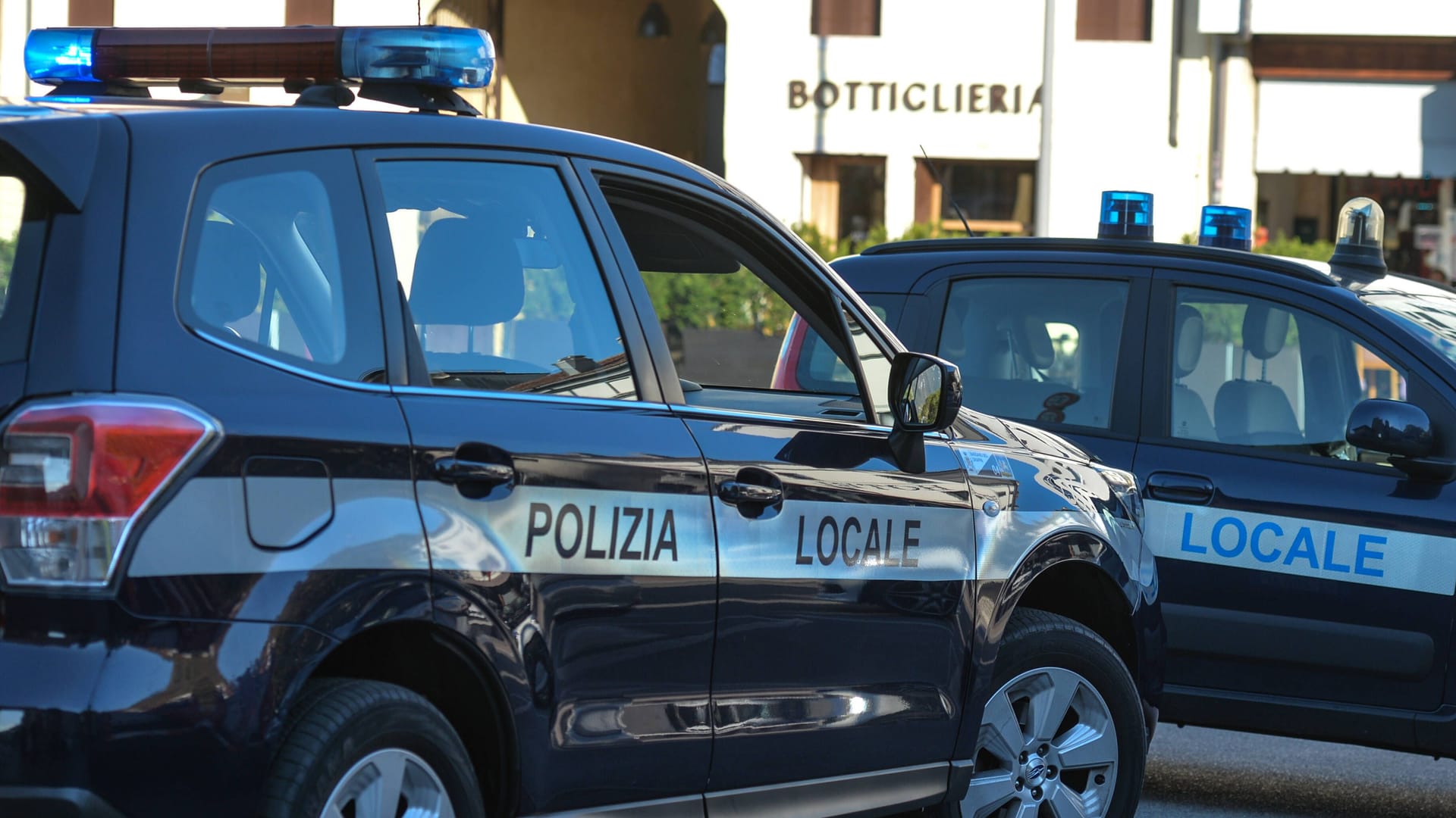Einsatz der italienischen Polizei (Archiv): Ein Mann schlug am Freitag einen Straßenhändler tot. Einsatz der italienischen Polizei (Archiv): Ein Mann schlug am Freitag einen Straßenhändler tot.
