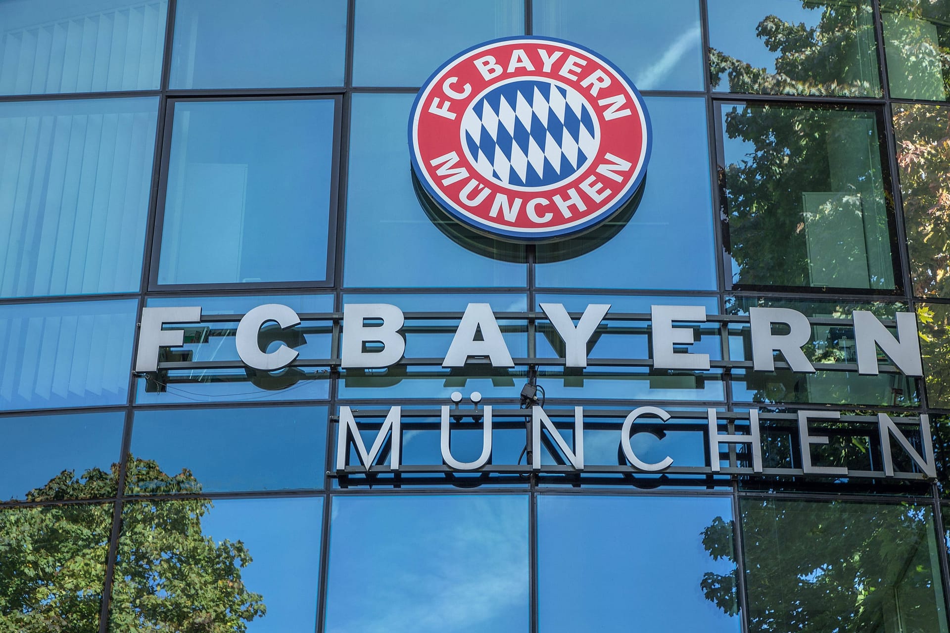 Logo und Schriftzug vom FC Bayern München: Der Rekordmeister investiert in die Zukunft.