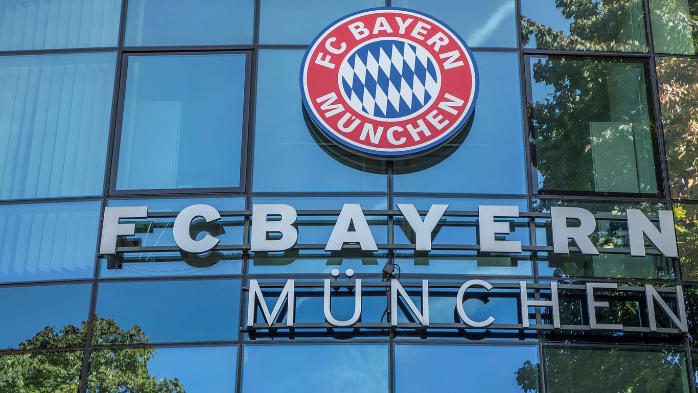 Logo und Schriftzug vom FC Bayern München: Der Rekordmeister investiert in die Zukunft.