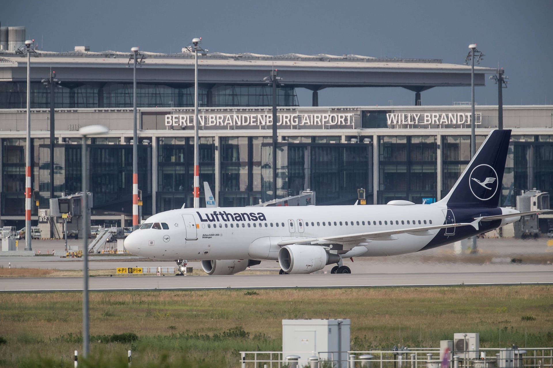 Ein Lufthansa-Flugzeug am BER (Archiv): Am Mittwoch will das Bodenpersonal streiken.