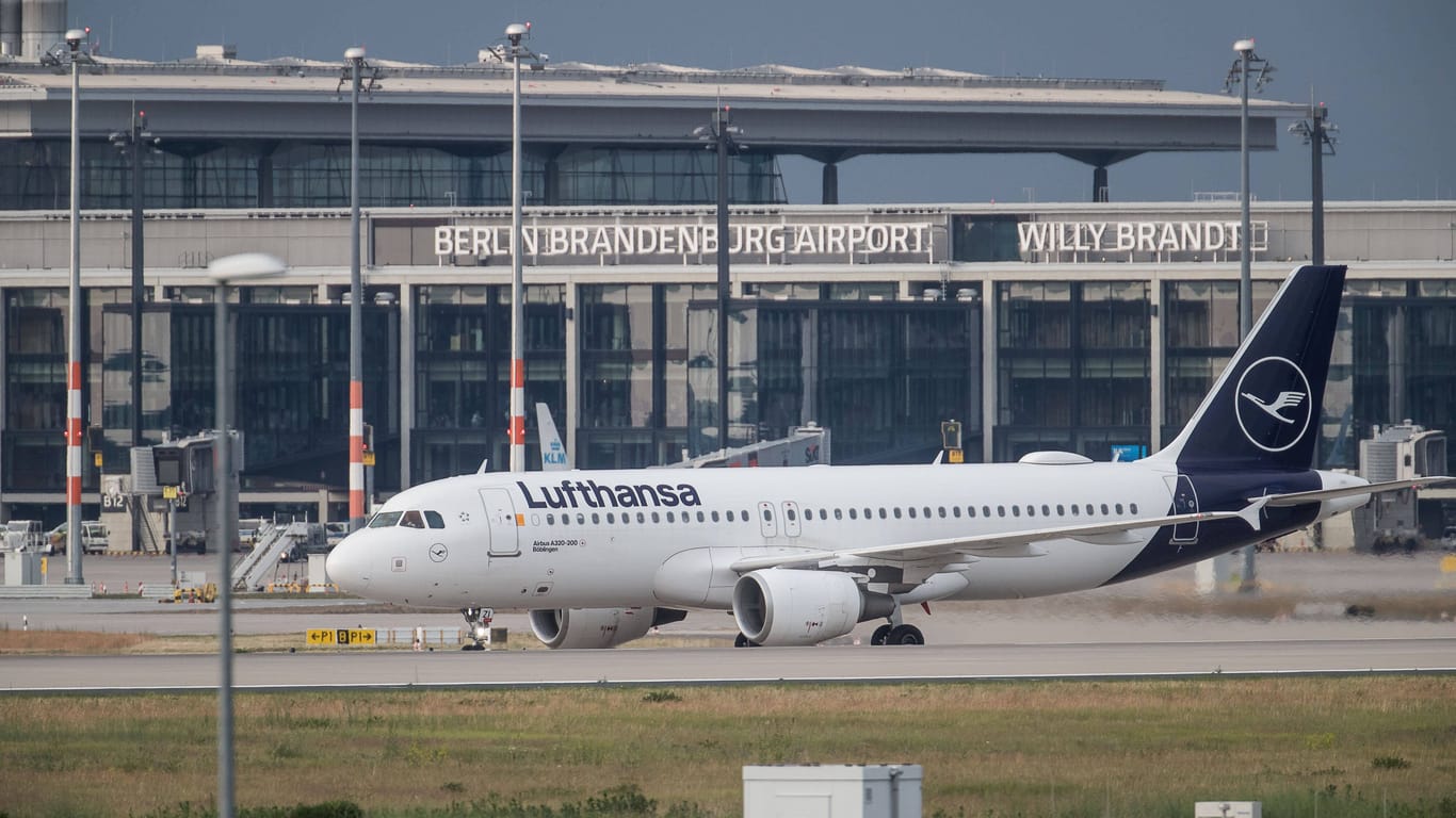 Ein Lufthansa-Flugzeug am BER (Archiv): Am Mittwoch will das Bodenpersonal streiken.