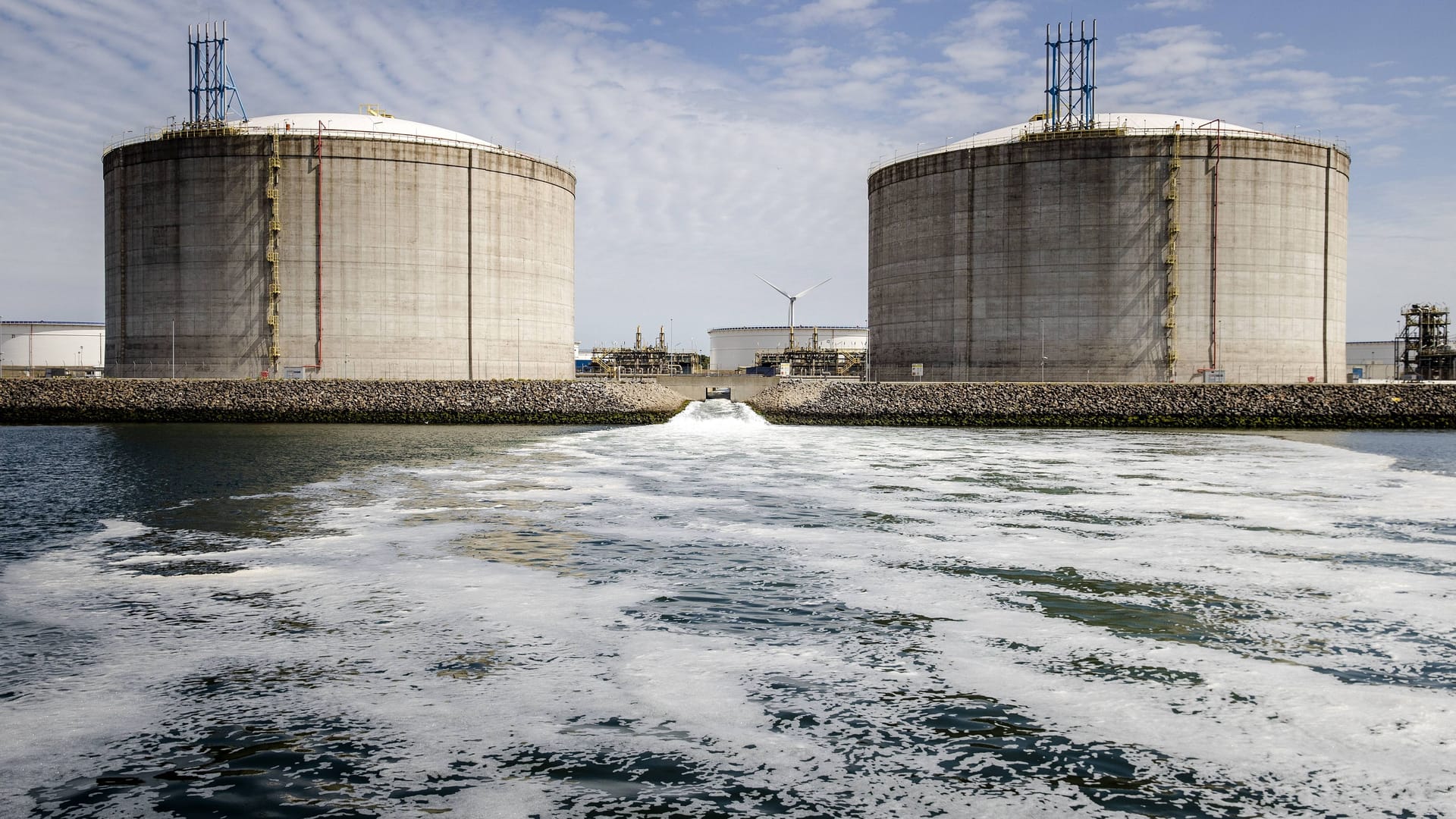 LNG-Terminal in Rotterdam (Symbolbild): Zum Jahreswechsel 2022/2023 soll in Brunsbüttel zunächst ein schwimmendes Terminal in Betrieb gehen, 2026 soll ein festes an Land folgen. LNG-Terminal in Rotterdam (Symbolbild): Zum Jahreswechsel 2022/2023 soll in Brunsbüttel zunächst ein schwimmendes Terminal in Betrieb gehen, 2026 soll ein festes an Land folgen.