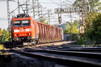 Ein Güterzug der Deutschen Bahn (Symbolbild): Mit dem zuletzt strauchelnden Konzern geht es wieder bergauf.