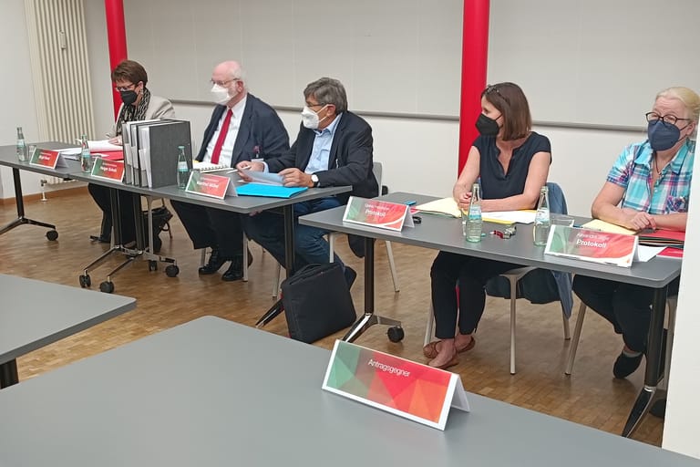 Erstmals tagt der SPD-Unterbezirk Hannover über 17 Anträge gegen Altkanzler Gerhard Schröder. Er selbst nimmt nicht teil.