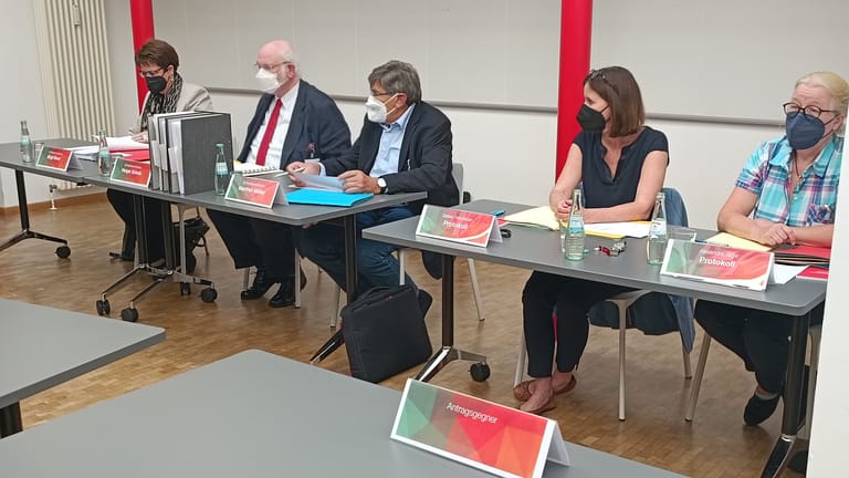 Erstmals tagt der SPD-Unterbezirk Hannover über 17 Anträge gegen Altkanzler Gerhard Schröder. Er selbst nimmt nicht teil.