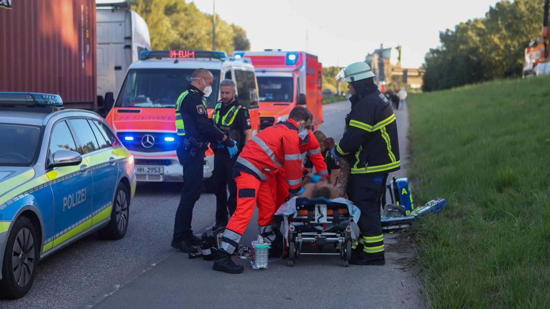Der verletzte Beifahrer wurde vom Fahrer am Unfallort zurückgelassen, er schwebt in Lebensgefahr.