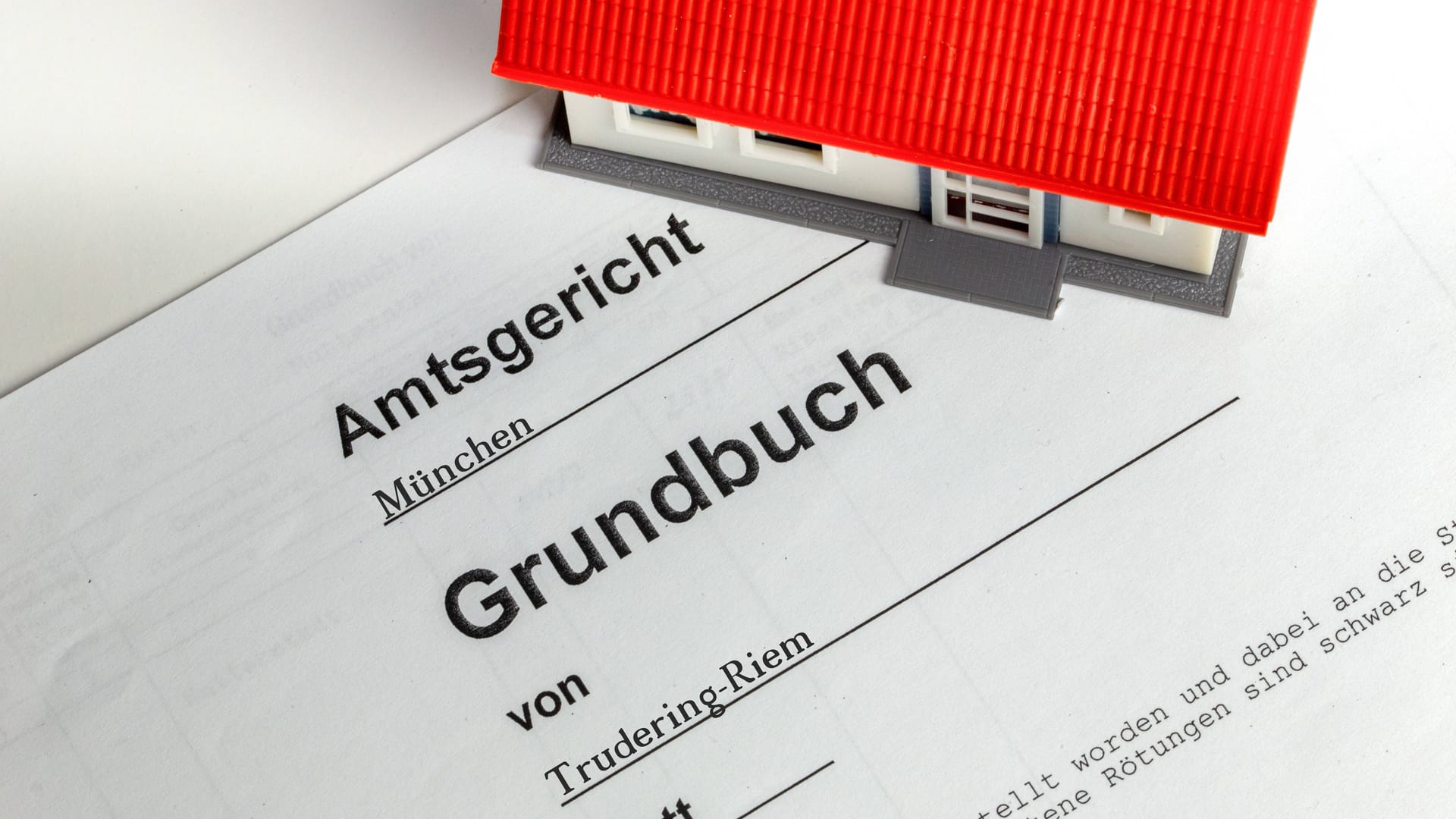 Grundbuchauszug (Symbolbild): Das Grundbuch regelt die Eigentumsverhältnisse von Grundstücken.