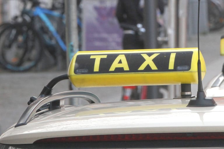 Ein Taxi (Symbolbild): Weil ein selbsternannter Geheimagent nicht selbst zahlen wollte, rief der Fahrer die Polizei.