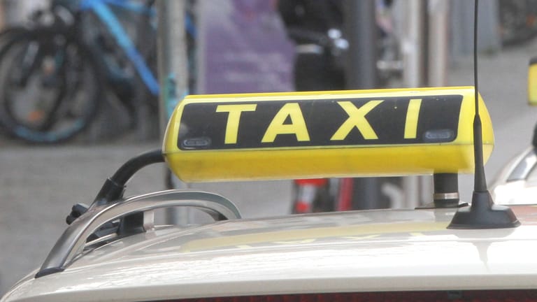 Ein Taxi (Symbolbild): Weil ein selbsternannter Geheimagent nicht selbst zahlen wollte, rief der Fahrer die Polizei.