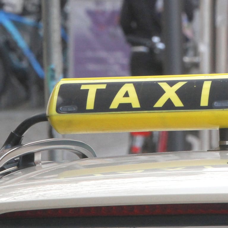 Ein Taxi (Symbolbild): Weil der Mann nicht selbst zahlen wollte, rief der Fahrer die Polizei.