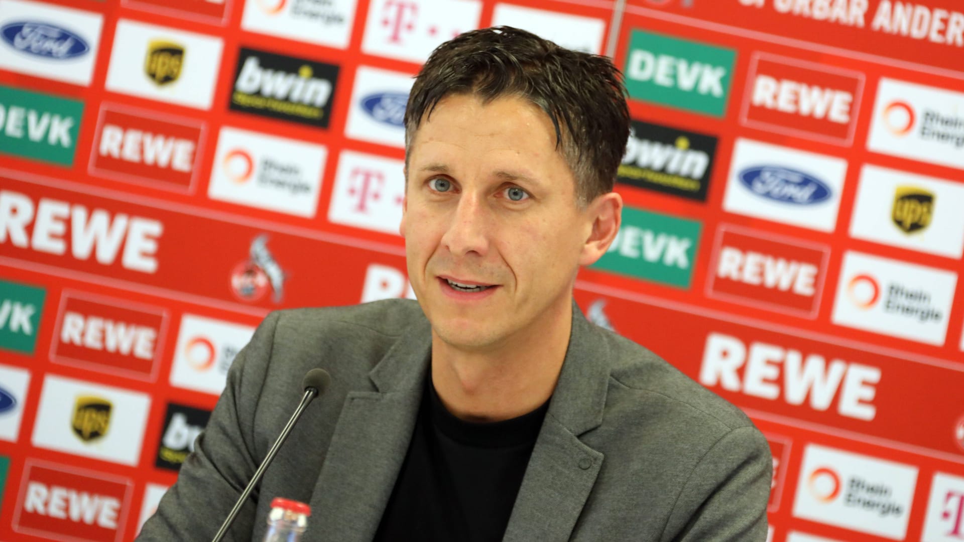 Geschäftsführer Christian Keller bei einer Pressekonferenz des 1. FC Köln: Der Verein fordert einen Ausschluss von Belarus durch die UEFA. Geschäftsführer Christian Keller bei einer Pressekonferenz des 1. FC Köln: Der Verein fordert einen Ausschluss von Belarus durch die UEFA.
