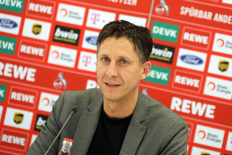 Geschäftsführer Christian Keller bei einer Pressekonferenz des 1. FC Köln: Der Verein fordert einen Ausschluss von Belarus durch die UEFA.