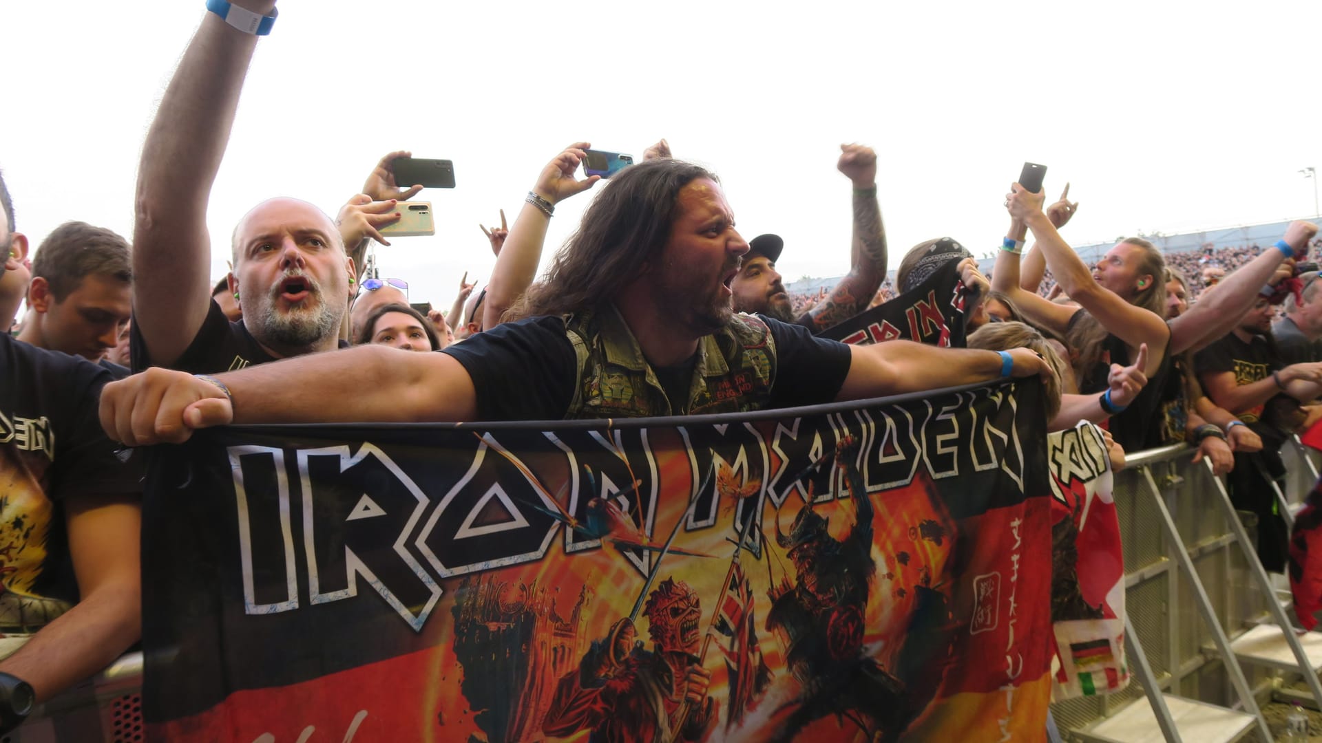 Fans beim Iron-Maiden-Konzert in Stuttgart: Beim Open-Air in Bremen werden 35.000 Besucher erwartet. tatsächlich könnten es aber viel weniger sein.