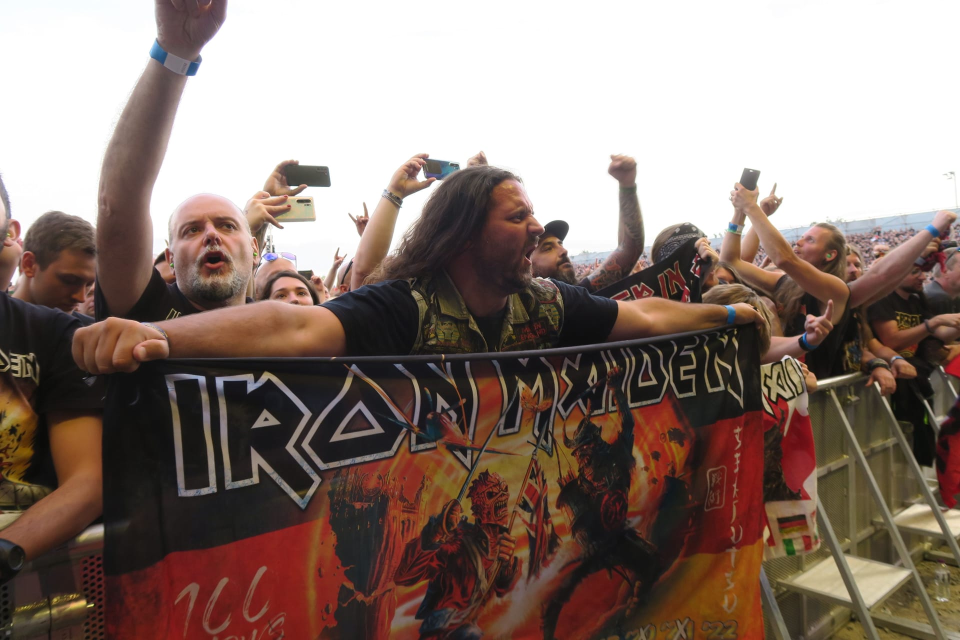 Fans beim Iron-Maiden-Konzert in Stuttgart: Beim Open-Air in Bremen werden 35.000 Besucher erwartet. tatsächlich könnten es aber viel weniger sein.