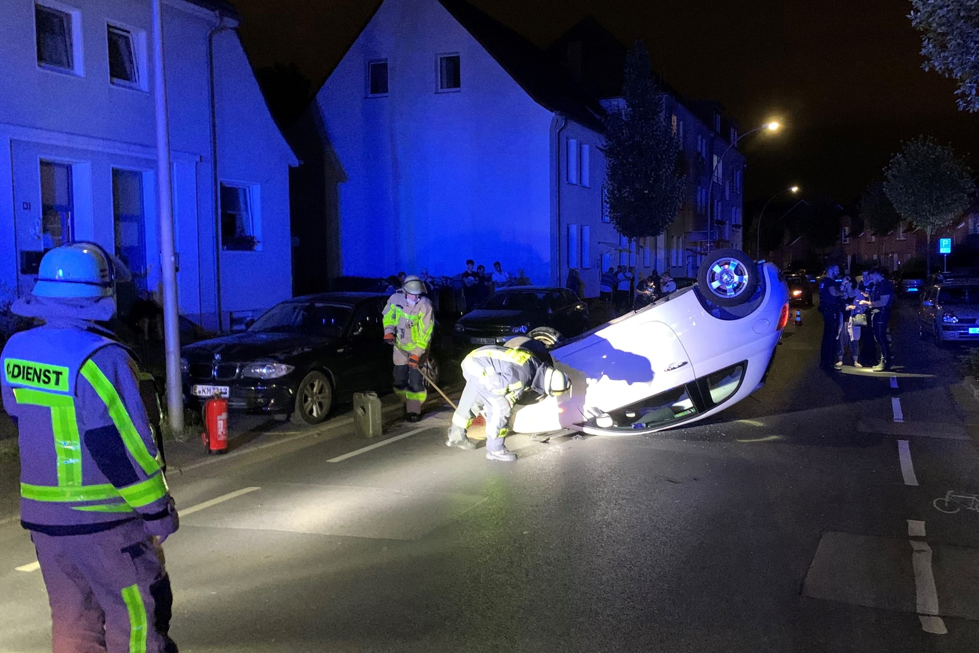 Der verunfallte Pkw: Die 19-Jährige konnte sich selbstständig aus dem Wagen befreien.